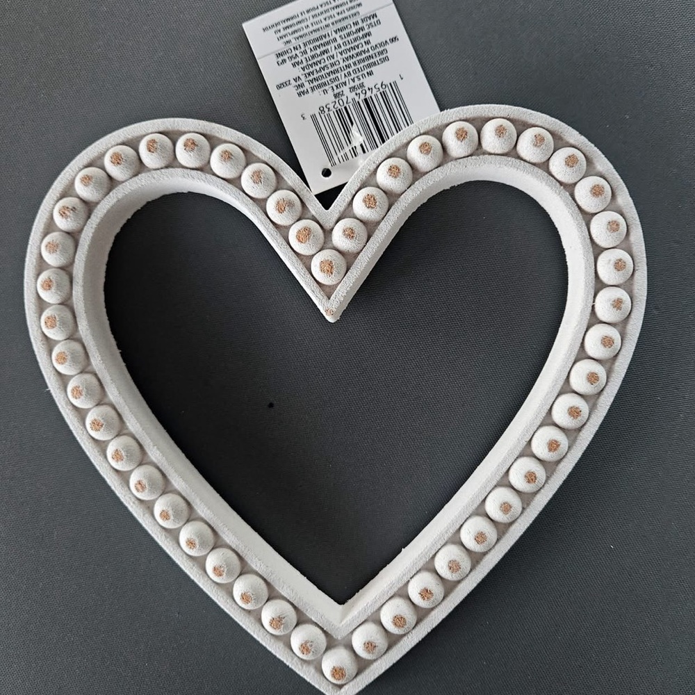Charming White Heart-Shaped Holiday Decor